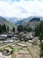 　山に囲まれて合掌造りの家屋が並ぶ五箇山の相倉集落。白川郷（岐阜県）とともに世界文化遺産に登録されている＝富山県南砺市