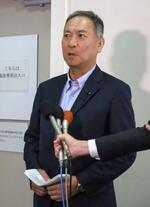 　取材に答える自民党山口県連の友田有幹事長＝１１日午後、山口市