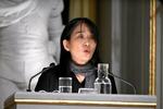 　７日、スウェーデン・ストックホルムで講演する韓国人作家のハン・ガンさん（ＴＴニュース・エージェンシー提供・ＡＰ＝共同）