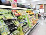 酷暑の影響で品不足になり、野菜の価格が高騰。カット野菜の購入を提案するなどして対応する＝２０日、鳥取市桂木のエスマートつのい店