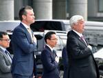 　栄誉礼を受ける中谷防衛相（右）とヘグセス米国防長官＝３０日午前、防衛省