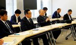 鳥取市幹部らに政策を提言する鳥取商工会議所の児嶋会頭（前列右から２人目）＝１０月３１日、鳥取市役所