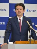 　記者会見する千葉県の熊谷俊人知事＝２４日午前、千葉県庁