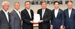 決議文を石破氏（右から３人目）に手渡す深沢会長（同４人目）ら＝６日、東京都千代田区の砂防会館別館