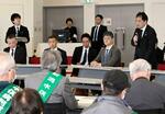 　新潟水俣病の被害者団体代表らとの懇談で発言する浅尾環境相（右端）＝３１日午前、新潟市