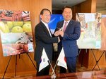 定期便の再開を祝し、エアソウルの趙社長（右）と固い握手を交わす平井知事＝３日、韓国・ソウル市内のホテル（鳥取県提供）