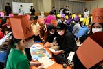 世界の国や地域の諸問題について学びを深める参加者ら