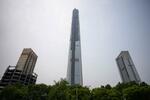 　工事が再開された超高層ビル（中央）＝２１日、中国天津市（共同）