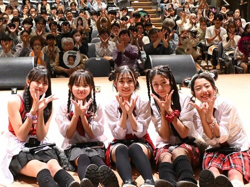 ファンと一緒に「ＳＥＡ　ＢＬＯＯＭポーズ」で記念撮影をするメンバー＝３１日、鳥取市のとりぎん文化会館