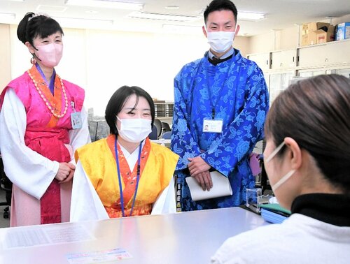 万葉衣装を身にまとって来庁者対応に当たる鳥取市職員