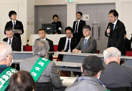 　新潟水俣病の被害者団体代表らとの懇談で発言する浅尾環境相（右端）＝３１日午前、新潟市