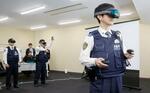 　専用ゴーグルを装着し、ＶＲ技術を活用した訓練を行う会場警察隊＝８日午後、大阪市此花区