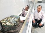 巨大な菊花石を紹介する石原会長