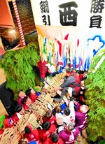 雌雄の綱を懸命に絡ませる住民ら＝４日、鳥取県三朝町三朝