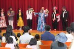 多彩なマジックで会場を盛り上げる出演者＝５日、米子市西町の市児童文化センター