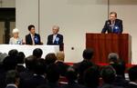 　北朝鮮による拉致被害者の帰国を求める「国民大集会」で話す石破首相。左端から横田早紀江さん、家族会代表の横田拓也さん＝２４日午後、東京都千代田区