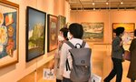 さまざまなジャンルの秀作が並び、鑑賞者を魅了している鳥取市美術展＝２８日、鳥取市の県立博物館