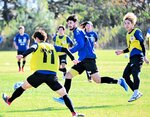 巧みな技術と優れた判断力で中盤を支える長谷川（中央）＝オールガイナーレＹＡＪＩＮフィールド