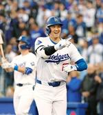 　ブレーブス戦の３回、８号ソロを放ち、笑顔でベンチを指さすドジャース・大谷＝ロサンゼルス（共同）