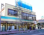 ２８日に開店することが決まった「エスマートわかさ店」。改修工事が急ピッチで進む＝２３日、鳥取県若桜町若桜