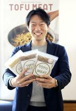 　「臭みがなく高タンパク、低カロリーなのでタルトなどスイーツもおいしく作れます」と話すトーフミートの村上英雄さん、２０２４年５月