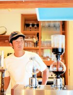 「耀子の清水」を使ったコーヒーを試作する椎葉さん＝香美町村岡区耀山の「カカヤマダイナー」