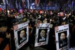 　ろうそくを手に韓国の尹錫悦大統領の退陣などを求めて抗議活動する人たち＝５日、ソウル（共同）