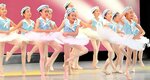 愛らしい踊りを披露する子どもたち＝１８日、鳥取市掛出町の市民会館
