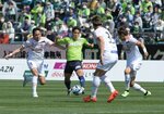 サポーターの声援を受けて相手ゴールに迫るガイナーレ鳥取の大久保（中央）＝１９日、鳥取市蔵田のＡｘｉｓバードスタジアム