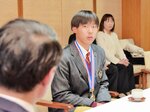  全国大会での活躍を報告する土海選手（中央）＝１８日、鳥取県庁 