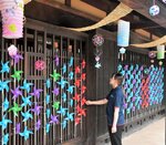 風車やつるし飾りが設置された若桜民工芸館前＝２３日、若桜町若桜