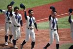 　決勝後、笑顔で行進する聖愛の選手たち＝２０２４年７月２２日、弘前市、はるか夢球場（弘前学院聖愛高校提供）