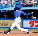 　７回中日２死、ブライトが左越えに勝ち越し本塁打を放つ＝神宮