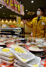 販売が始まった「プリンセスかおり」のパックご飯＝２２日、鳥取市湖山町東２丁目のサンマート湖山店