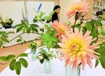 季節の花を使った作品が並ぶ会場