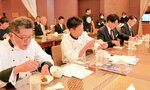 楠本さんのビーガン料理を試食する飲食関係者
