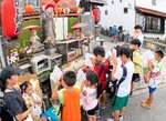 地蔵を巡りながらキーワードラリーを楽しむ子どもら（昨年の加茂川まつり）