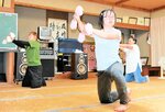 発表に向けて練習に励む横浪さん（手前）＝２２日、香美町香住区鎧の鎧公民館