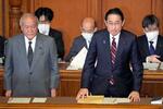 　参院本会議で２０２４年度予算が可決、成立し、一礼する岸田首相。手前左は鈴木財務相＝２８日午後