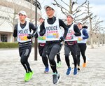 鳥取マラソン本番に向けて練習する鳥取署のランニングポリス＝６日、鳥取市布勢のヤマタスポーツパーク総合運動公園