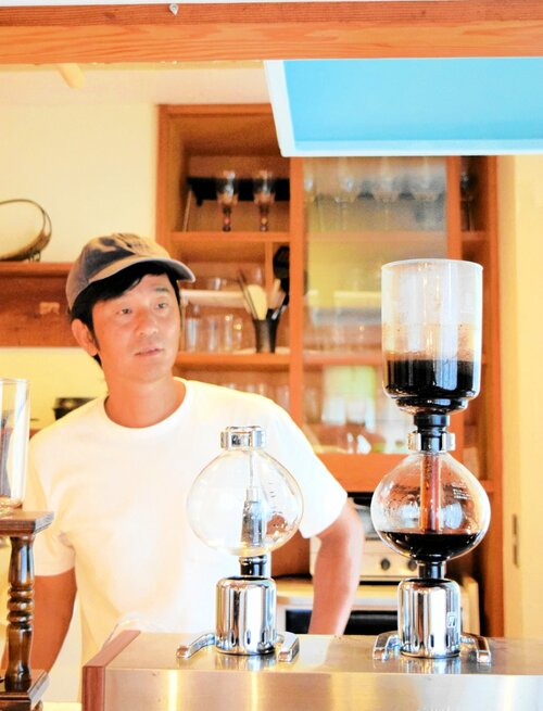 「耀子の清水」を使ったコーヒーを試作する椎葉さん＝香美町村岡区耀山の「カカヤマダイナー」