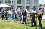 平和への願いを込めた歌を熱唱する参加者＝２２日、米子市公会堂の前庭
