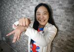 　クラゲポーズで写真に納まる、パビリオン「いのちの遊び場　クラゲ館」を手がけた中島さち子さん＝２０２５年２月２０日、大阪市