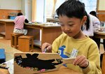 県産木材でオリジナルの羽子板を作る児童