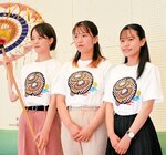 しゃんしゃん傘マンホールがデザインされたＴシャツとしゃんしゃん鈴の音大使＝１９日、鳥取市役所