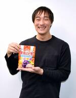 　「メントールは使っていません。刺激が苦手な人でも安心して口に入れられます」と話すカンロの安田拓史さん＝２０２５年３月、東京都新宿区で撮影