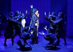「近松ＴＲＩＢＵＴＥ」の桐生麻耶（中央）