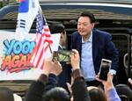 　１１日、ソウルの大統領公邸近くで支持者らにあいさつする尹錫悦氏（共同）