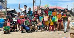ＹＡＳＵさん（後列左端）と色とりどりの絵を描いた子どもたち＝８月中旬、フィリピン・セブ島（ＹＡＳＵさん提供）