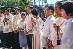 　８日、「友好の塔」建立５０年の式典で祈りをささげる日比両国の関係者＝フィリピン・バガク（共同）